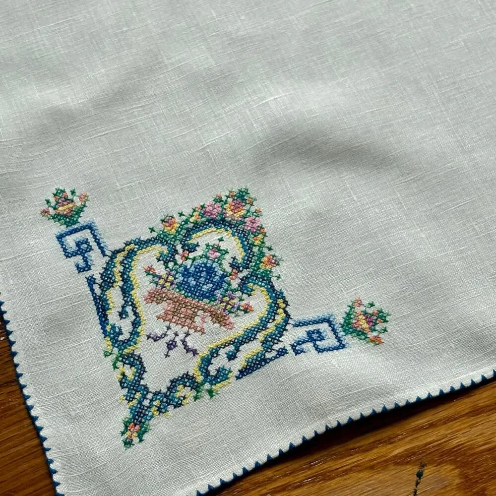 Vintage Embroidered Linen Napkins Set of 4 Floral Design 16 x 17